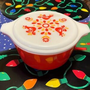 Pyrex vintage friendship casserole with lid 1.5 quart